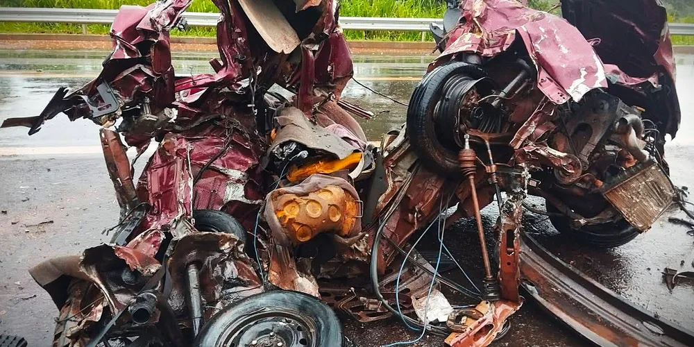 Veículo ficou totalmente destruído com a colisão