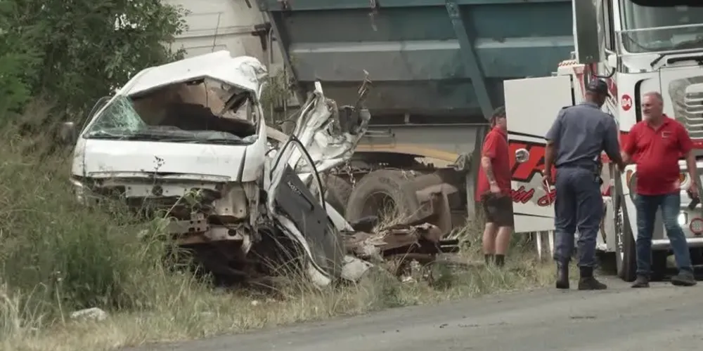 Acidente entre caminhão e micro-ônibus na África do Sul deixa crianças mortas