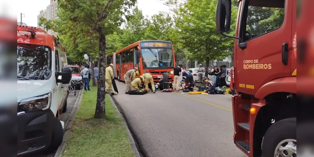 Com o impacto, parte do corpo da vítima ficou presa sob o coletivo