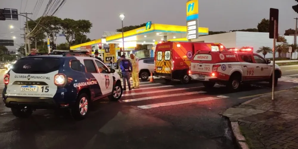 Com o impacto da batida, a vítima foi arremessada para cima, caindo do outro lado da via