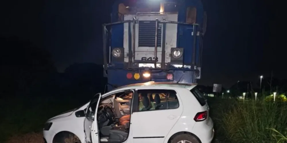 Veículo foi arrastado por 200m pelo trem