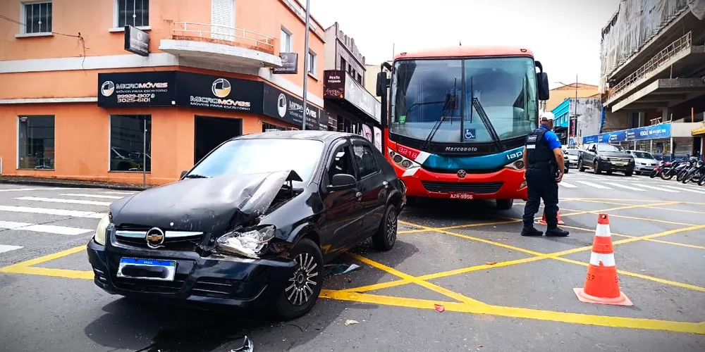 Parte da frente do carro ficou danificada com a colisão