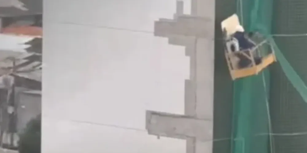 O equipamento desestabilizou-se devido a uma forte ventania e chuva que atingiu a região