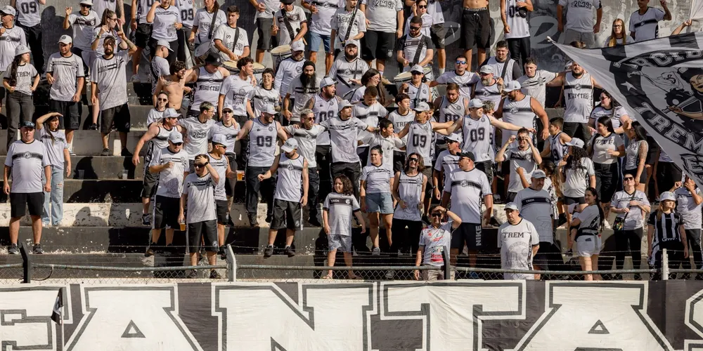 Torcedores do fantasma em partida