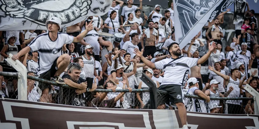Torcida do Operário Ferroviário durante partida