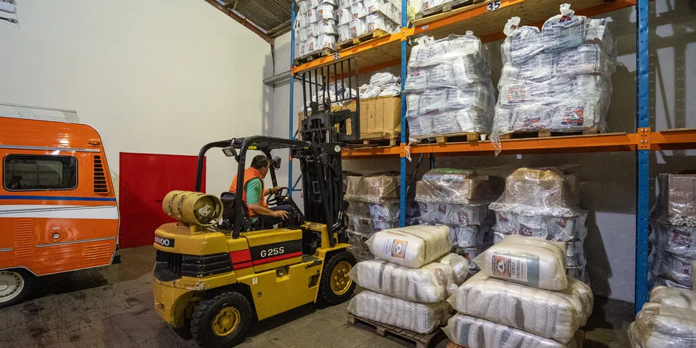 A ajuda conta com 300 colchões, 384 kits de limpeza e 324 kits de higiene