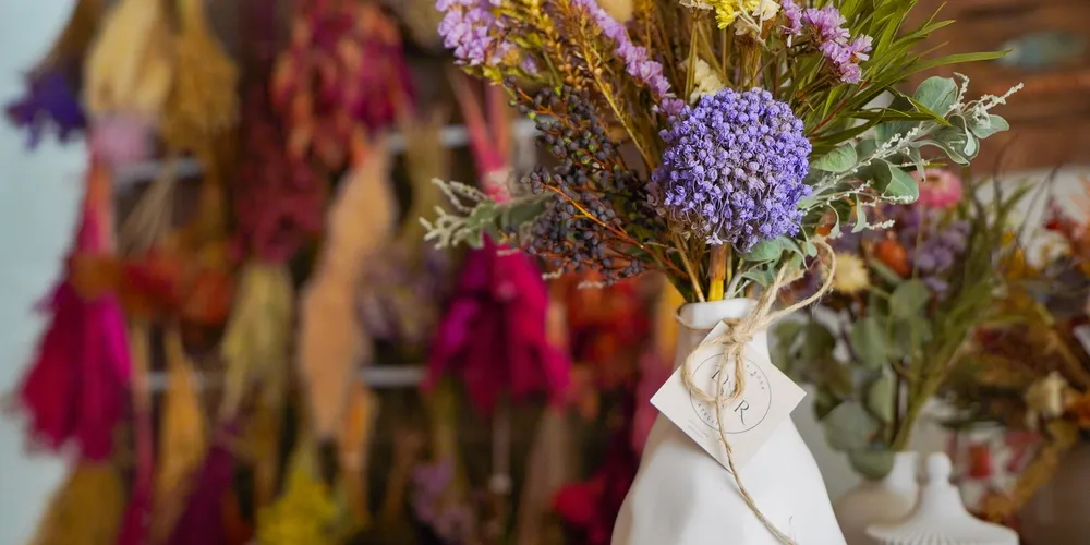 Um dos principais atrativos dos arranjos desidratados é a durabilidade. Com os cuidados corretos, longe da umidade e da luz solar direta, as peças podem durar mais de três anos