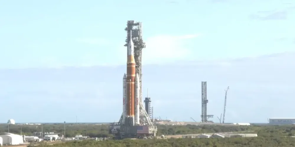 Foguete de 98 metros que transportará astronautas para Lua é levado para base