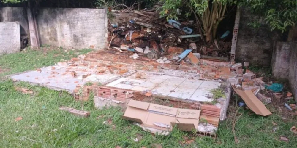 No local, a reportagem constatou que o terreno apresentava grande acúmulo de entulho e solo bastante úmido