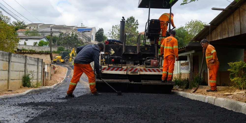 Obras de asfalto na Rua Porecatu, na Vila Natel, em Ponta Grossa