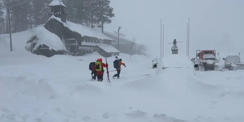 A avalanche ocorreu em meio a uma intensa nevasca que atinge a cadeia da Sierra Nevada