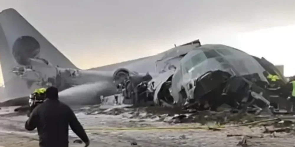 A queda ocorreu por volta das 18h, nas imediações do Aeroporto Internacional de El Alto