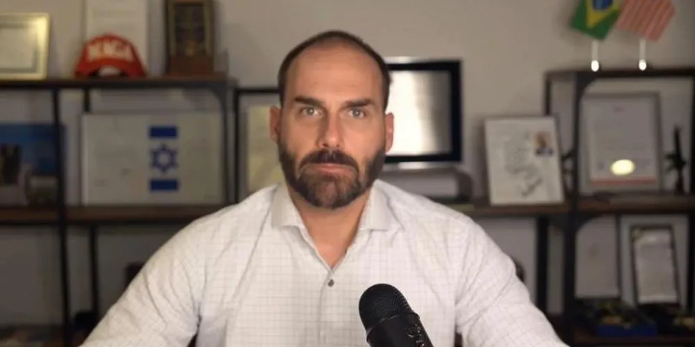 Morando há um ano nos Estados Unidos, Eduardo Bolsonaro teve o mandato cassado por excesso de faltas