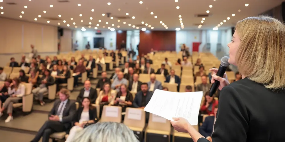 Ministra Gleisi Hoffmann durante reunião com prefeitos paranaenses e representantes de associações municipais em Brasília