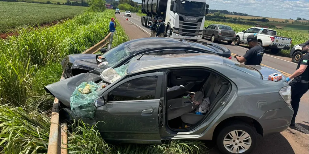 Após a batida de frente, os veículos ainda colidiram contra um guard rail às margens da BR-163