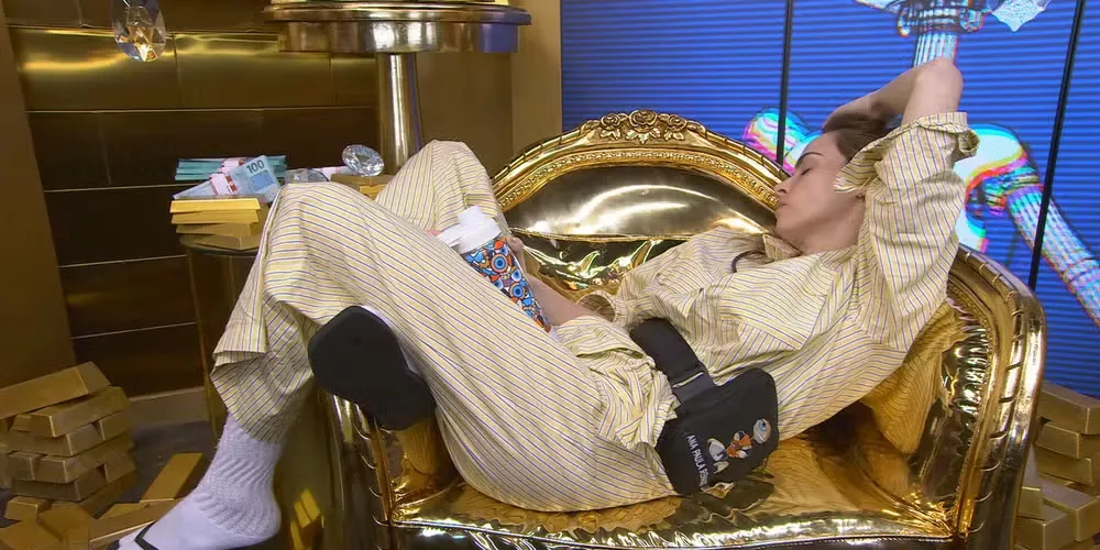 Ana Paula Renault deita para tirar um "cochilo" no confessionário