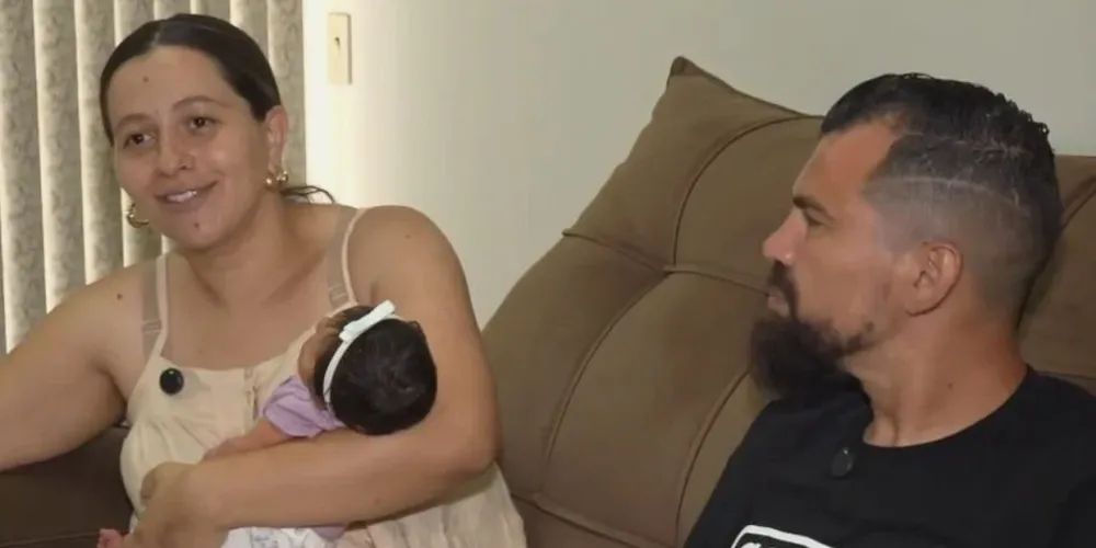 Marcela Pereira, Jonas Santos e a filha Mavi após seu nascimento no apartamento do casal