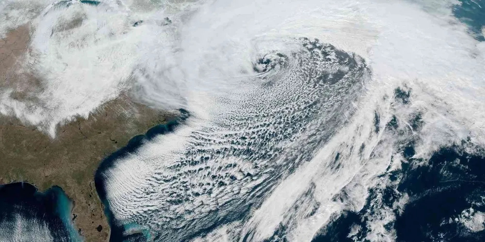 O fenômeno, caracterizado pela rápida queda de pressão e forte intensificação, gerou ventos fortes