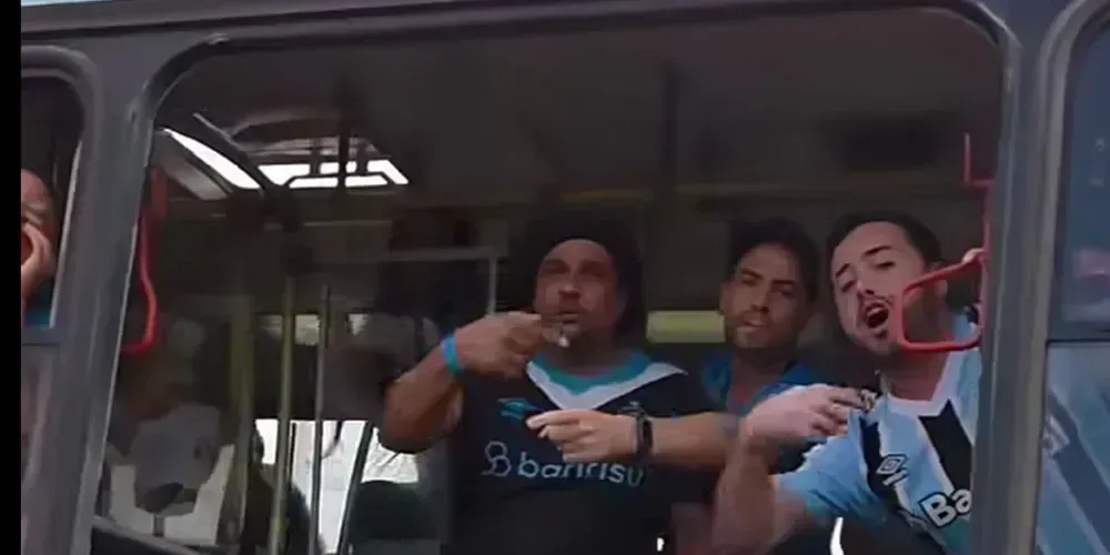 No vídeo, é possível ver um torcedor do Grêmio com ferimento na barriga