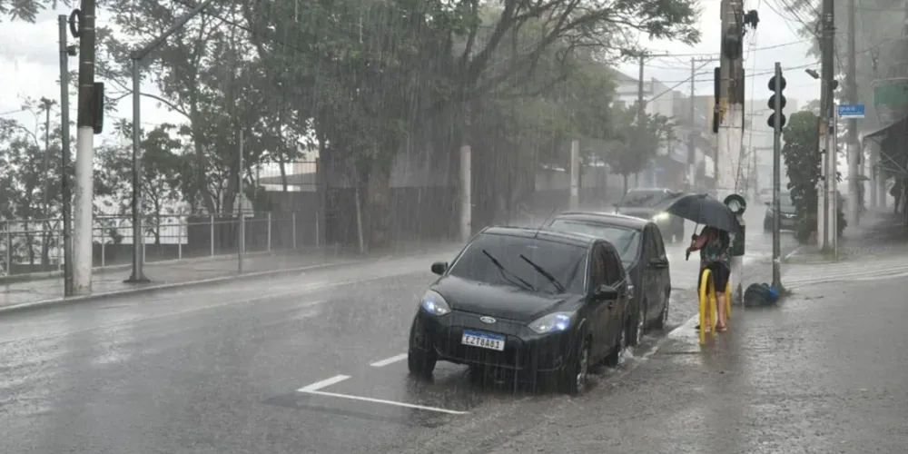 Diversos pontos da cidade registraram alagamentos e transbordamento de córregos