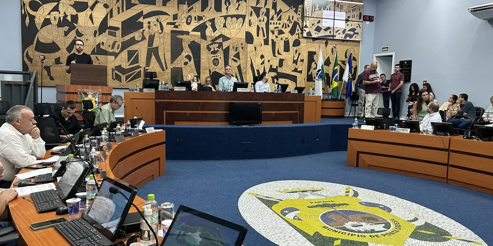 Os vereadores assinaram o Projeto de Resolução 001/2026 durante a sessão extraordinária desta segunda-feira (9)