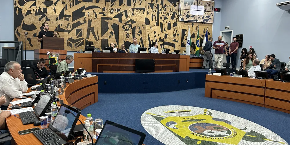 Os vereadores votaram os projetos em duas discussões nesta segunda-feira (9)