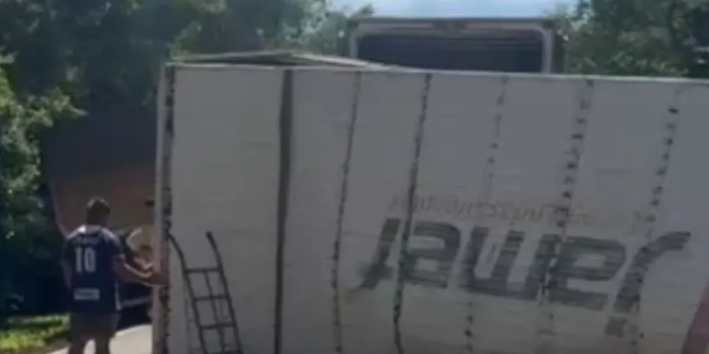 Um caminhão carregado com fardos de cerveja, acabou tombando às margens da rodovia