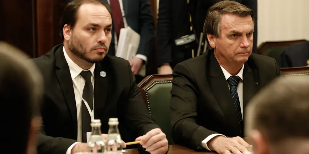 Carlos Bolsonaro, à esquerda, e Jair Bolsonaro, à direita