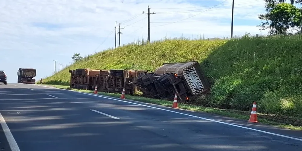 Carreta tombou na margem direita da rodovia, em Castro