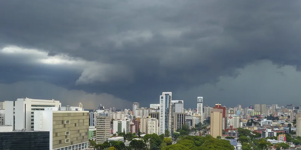 Tempestade também atingirá a capital parananense
