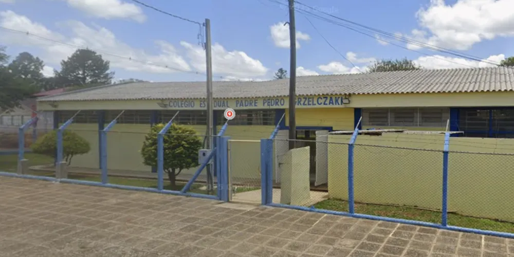 O Colégio Estadual Padre Pedro Grzelczaki, no bairro Uvaranas