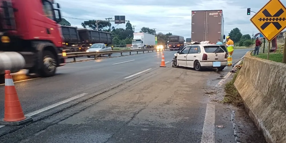 Acidente envolveu um Volkswagen Gol e um caminhão VW, ambos com placas de Ponta Grossa