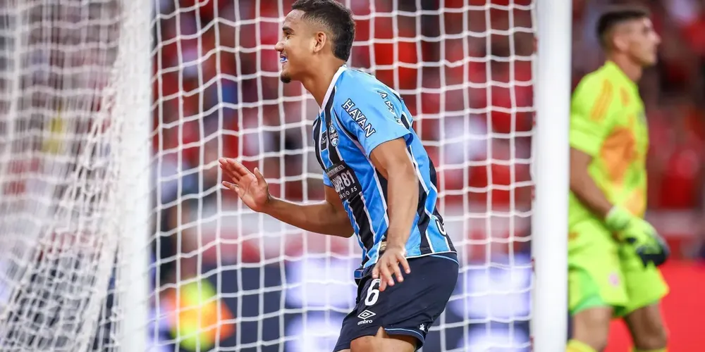 Gustavo Martins comemora gol do Grêmio contra o Internacional