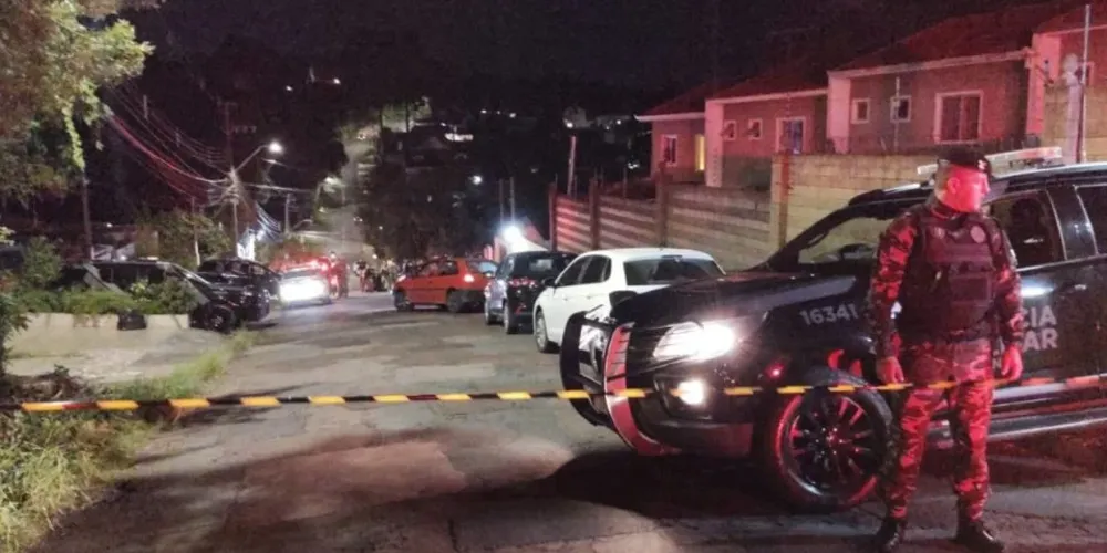 Policial da RONE isola área onde um foragido suspeito de homicídios morreu em confronto no bairro Barreirinha, em Curitiba