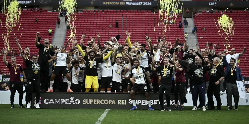 Jogadores do Corinthians levantam o troféu da Supercopa do Brasil após vencerem o Flamengo