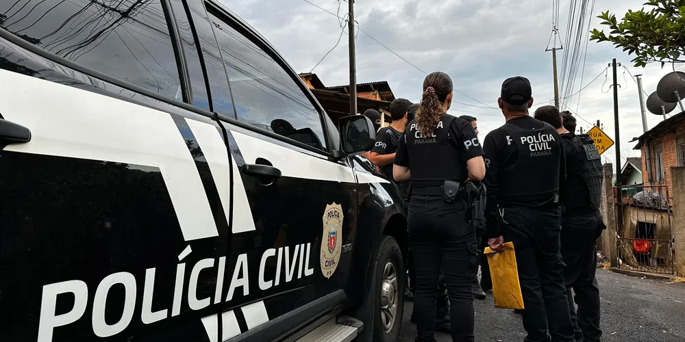 Além das ordens de prisão, foram cumpridos quatro mandados de buscas que resultaram na apreensão de mais de cem objetos ligados à prática do crime