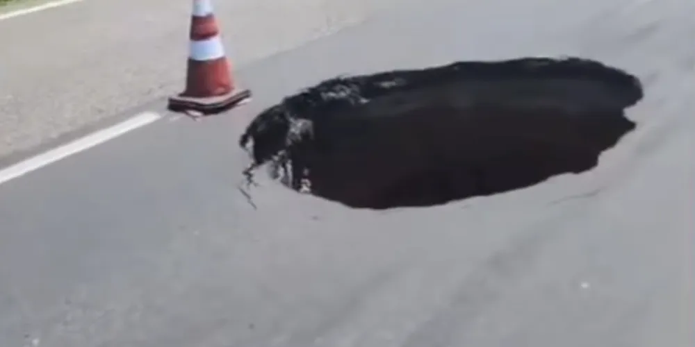 Buraco se abriu na faixa da direita da rodovia PR-151, em Castro