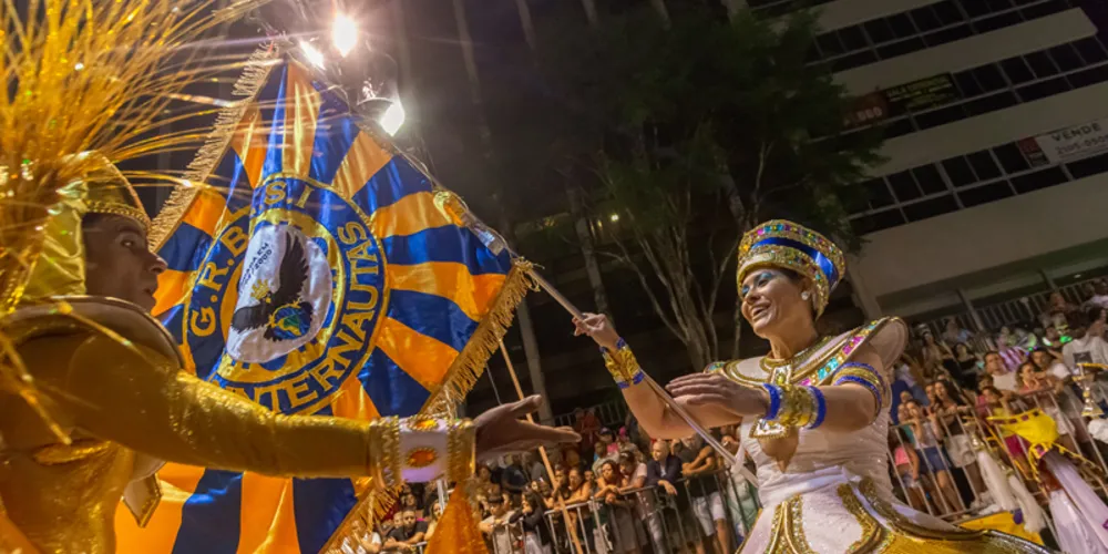 Neste ano, as escolas Mocidade Azul, Imperatriz da Liberdade, Acadêmicos da Realeza, Enamorados do Samba e Deixa Falar disputam o título de Curitiba
