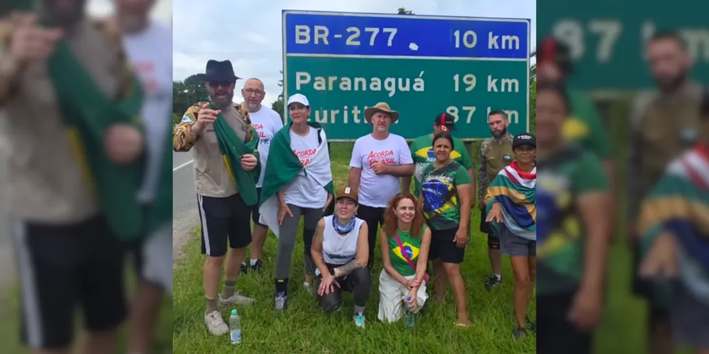 A pré-candidata ao Senado, Cristina Graeml (União Brasil), ao lado de protestantes no Paraná