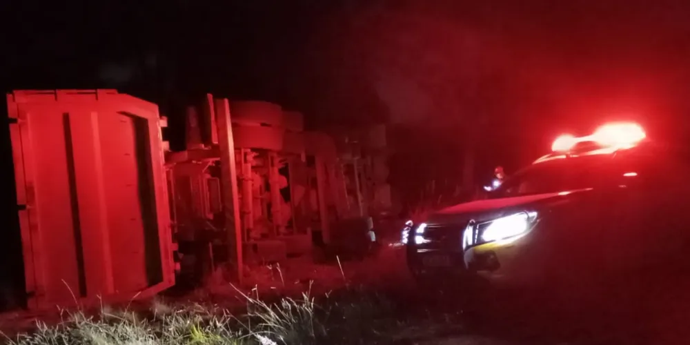 O caminhão Volvo FH 540 tombou no km 265 da rodovia