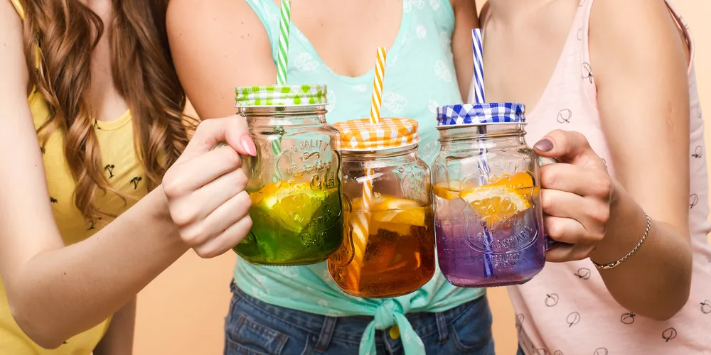 Algumas frutas atuam como aliadas para a rápida hidratação: melancia e melão, são riquíssimos em água. Abacaxi contribui com enzimas digestivas, enquanto laranja e tangerina fornecem vitamina C e potássio