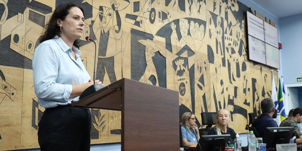 A gerente geral da Sanepar na região sul/sudeste, Simone Alvarenga de Campos, no Plenário da Câmara Municipal de Ponta Grossa nesta quarta-feira (4)