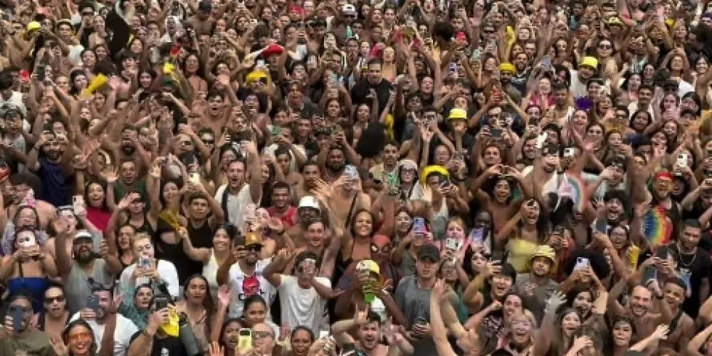 No meio do tumulto, os foliões chegaram a derrubar a grade de proteção do percurso