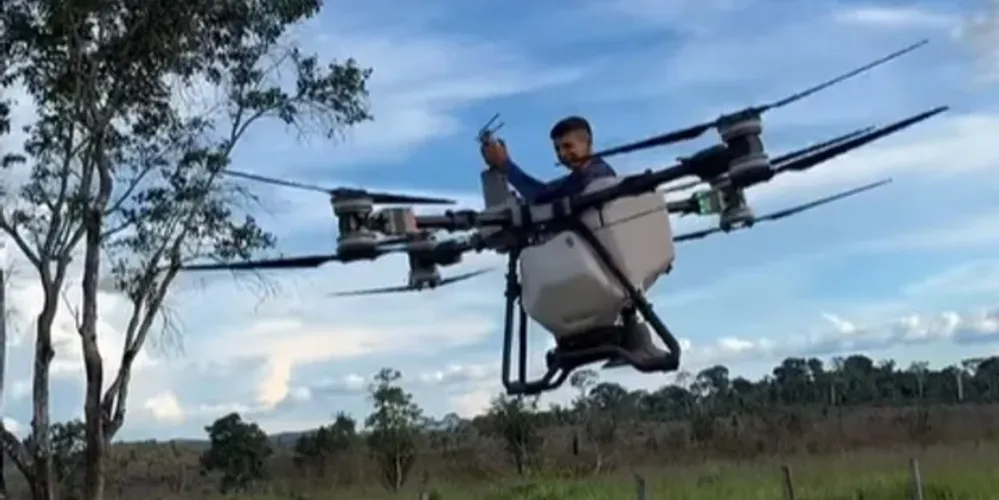 O protagonista do vídeo é Hudson Vinicius, piloto de drone agrícola na região