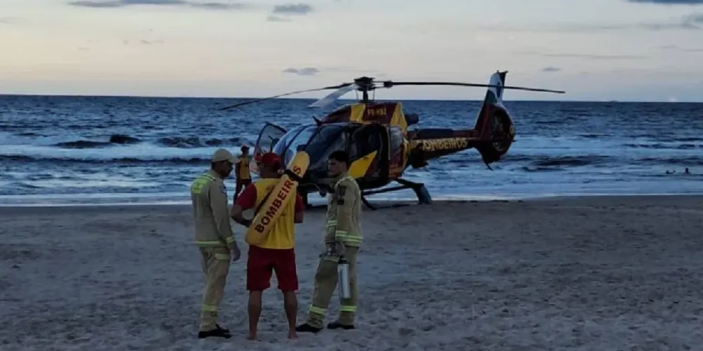 O drone se aproximou do helicóptero durante os procedimentos de decolagem, com as hélices já funcionando