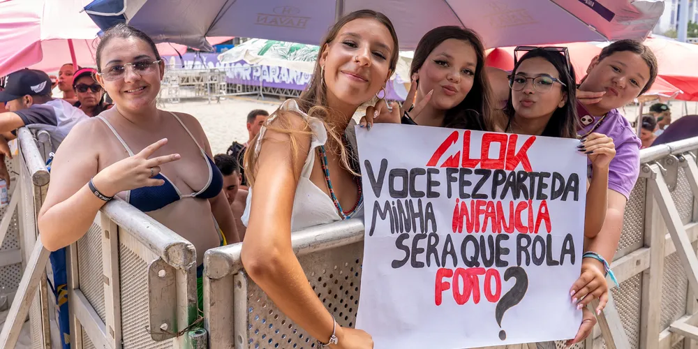 Mãe e filha, Érica e Geovana Kotlevski chegaram às 4h da manhã na praia para garantir um lugar privilegiado