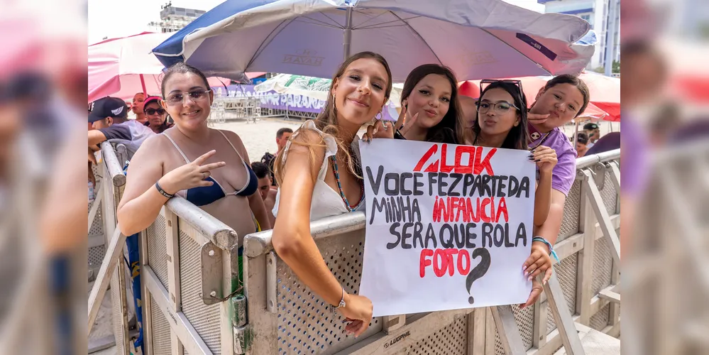 Mãe e filha, Érica e Geovana Kotlevski chegaram às 4h da manhã na praia para garantir um lugar privilegiado