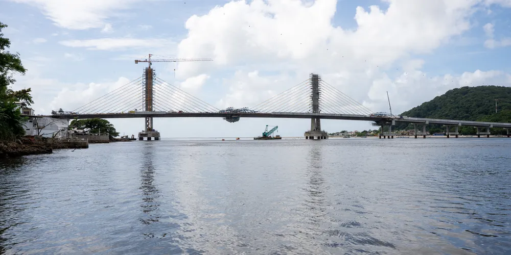 De maneira geral, a construção da nova ponte que liga as cidades de Matinhos e Guaratuba alcançou 91% de execução em janeiro de 2026