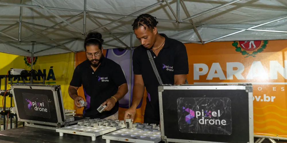 A estreia também conta com participação especial do Zeeba