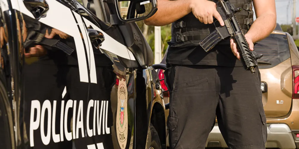 Os agentes da Polícia Civil localizaram os suspeitos quando eles ainda estavam com os produtos adquiridos